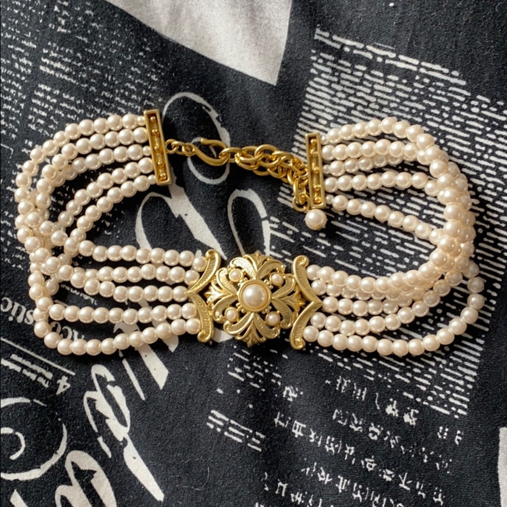 Pearl choker necklace